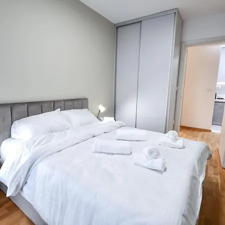 Free Parking - Golden Art Apartment With Balcony