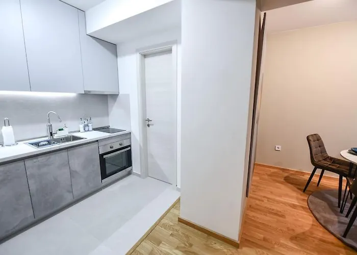 Free Parking - Golden Art Apartment With Balcony *