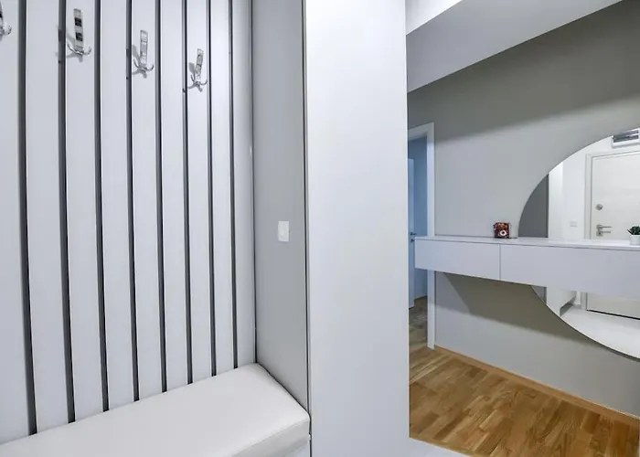 Free Parking - Golden Art Apartment With Balcony