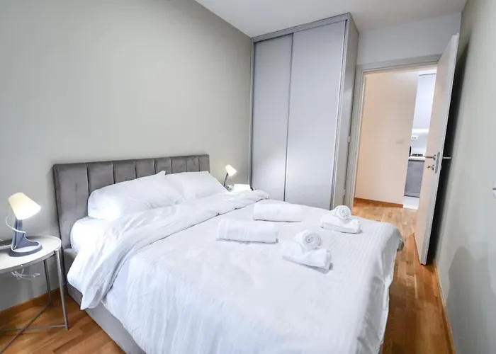 Free Parking - Golden Art Apartment With Balcony