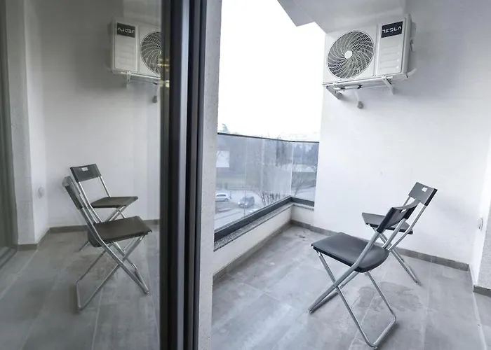 Apartment Free Parking - Golden Art Apartment With Balcony