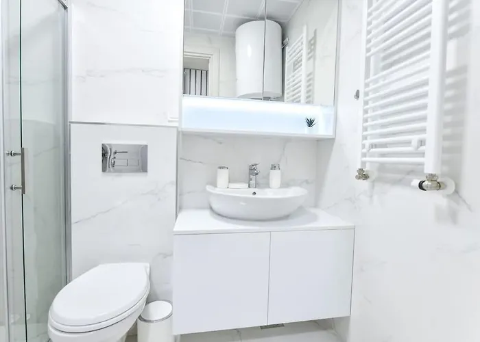 公寓 Free Parking - Golden Art Apartment With Balcony