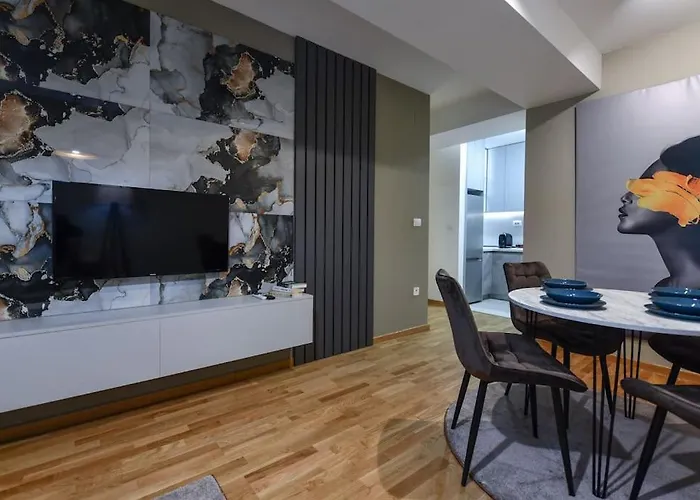 Free Parking - Golden Art Apartment With Balcony