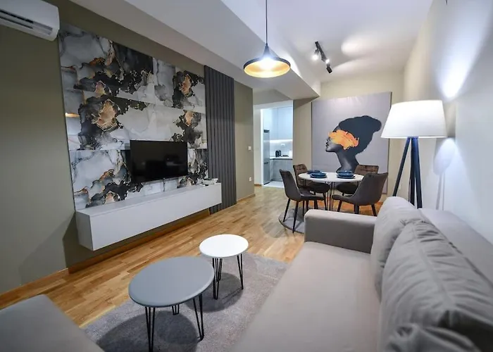 Apartment Free Parking - Golden Art Apartment With Balcony *